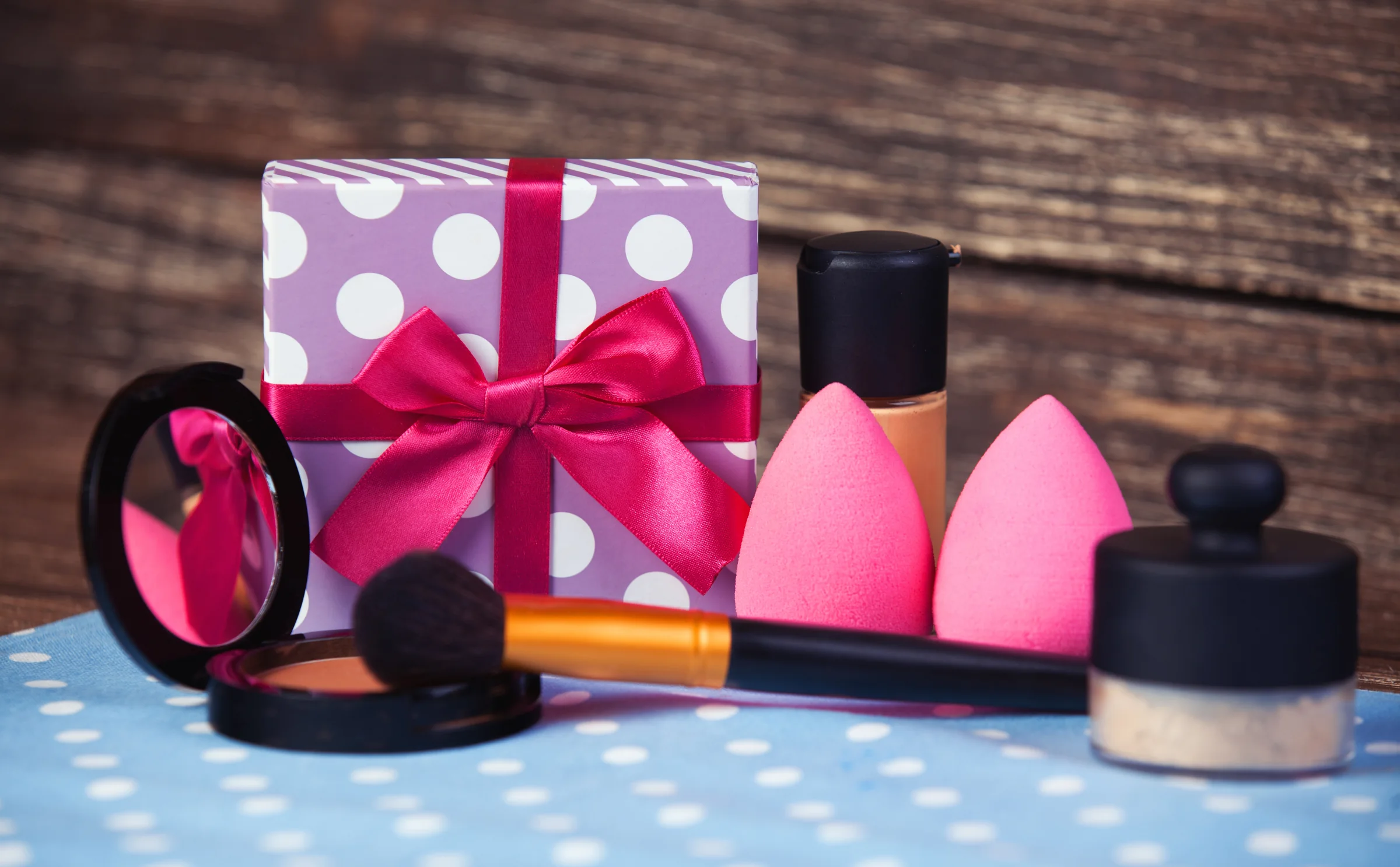 Makeup gift set with beauty essentials
